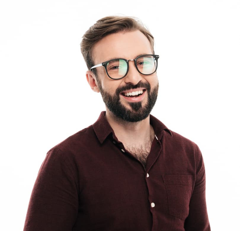 Молодий чоловік в темній сорочці